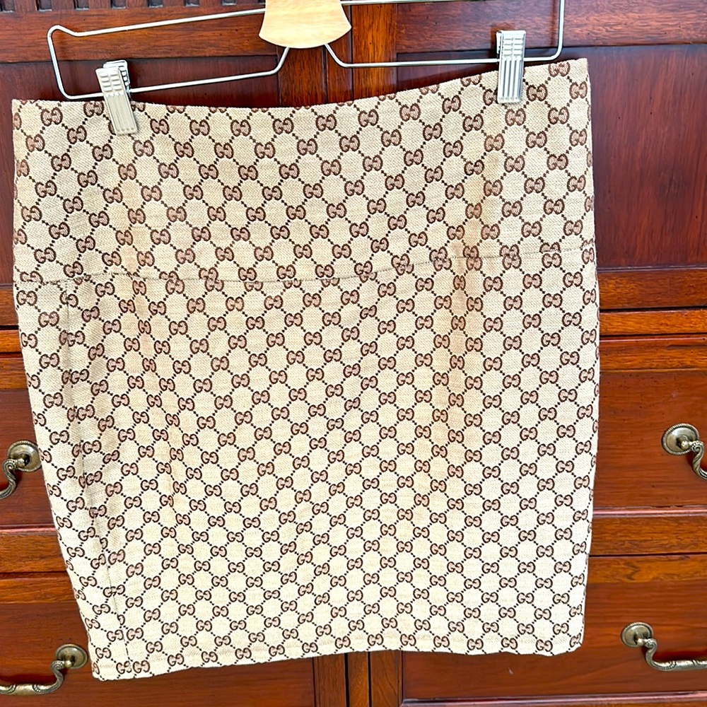 Gucci material skirt. Size 10